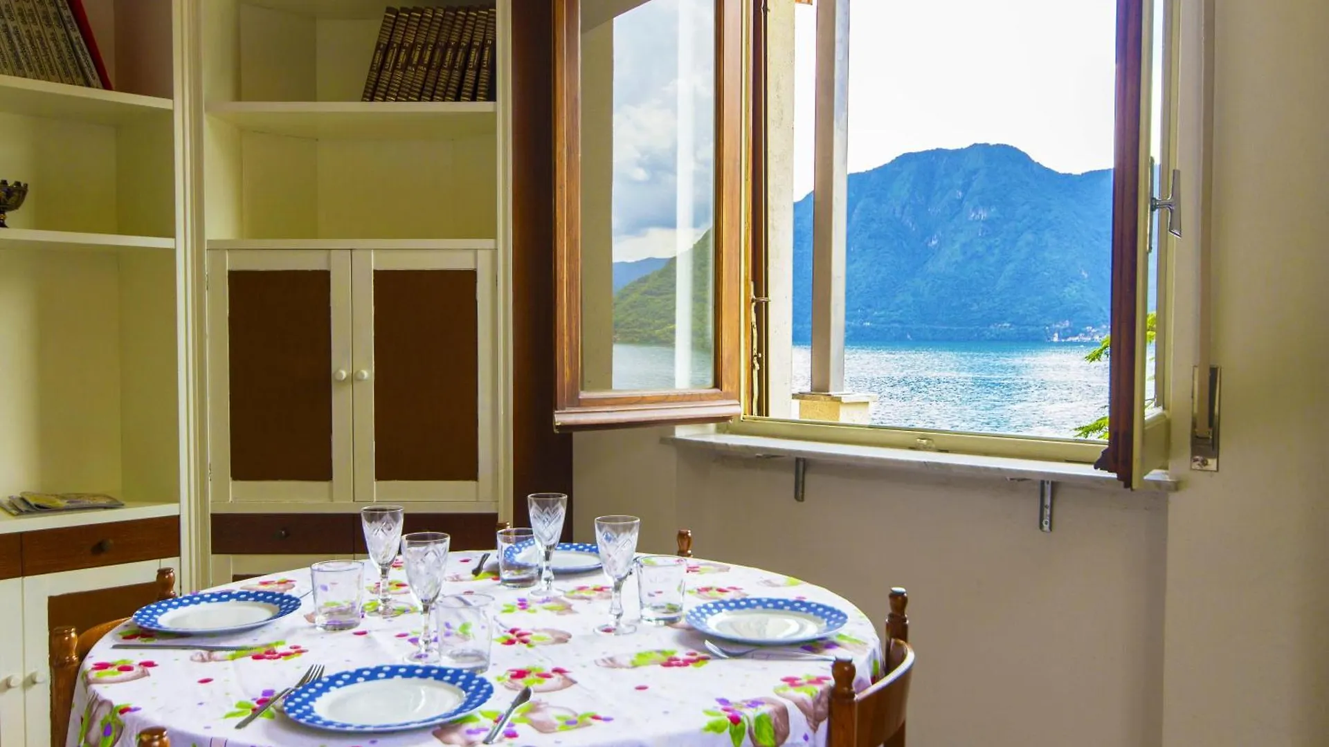 Apartment Frontlake With Balcony Sala Comacina