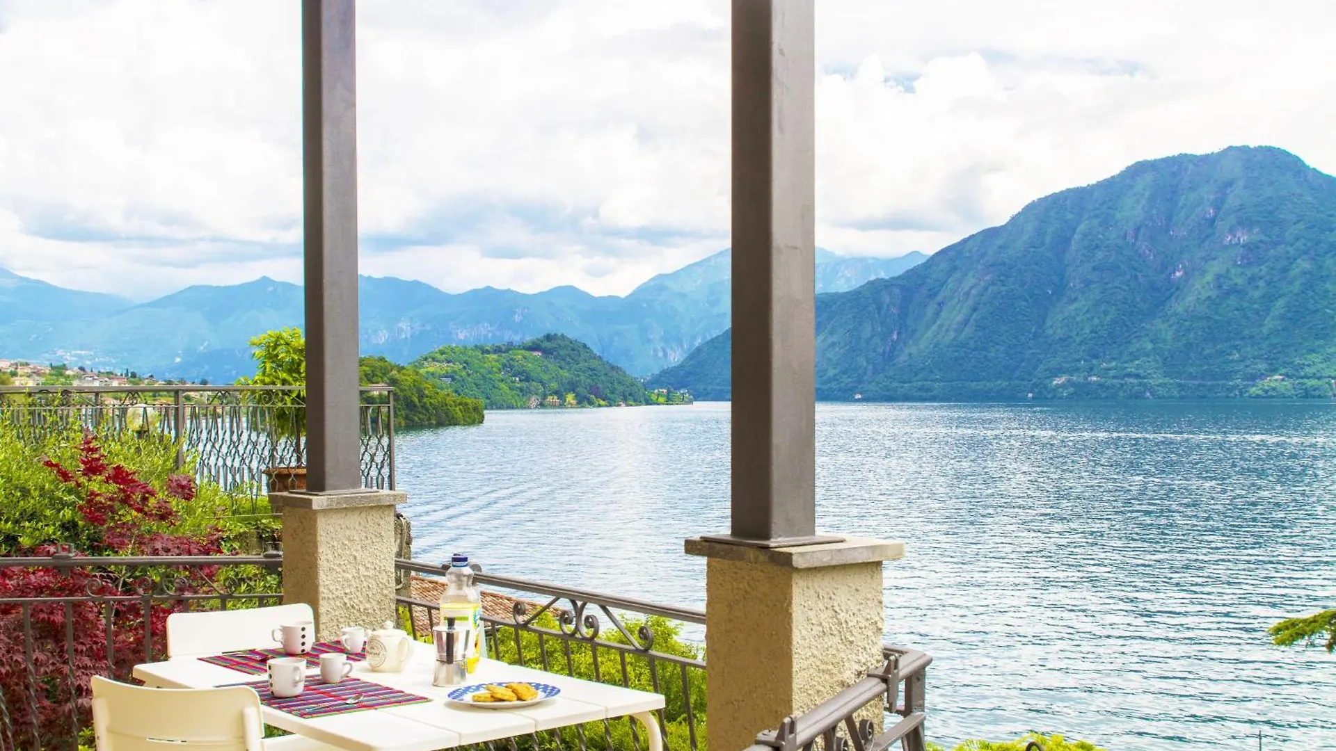 Apartment Frontlake With Balcony Sala Comacina