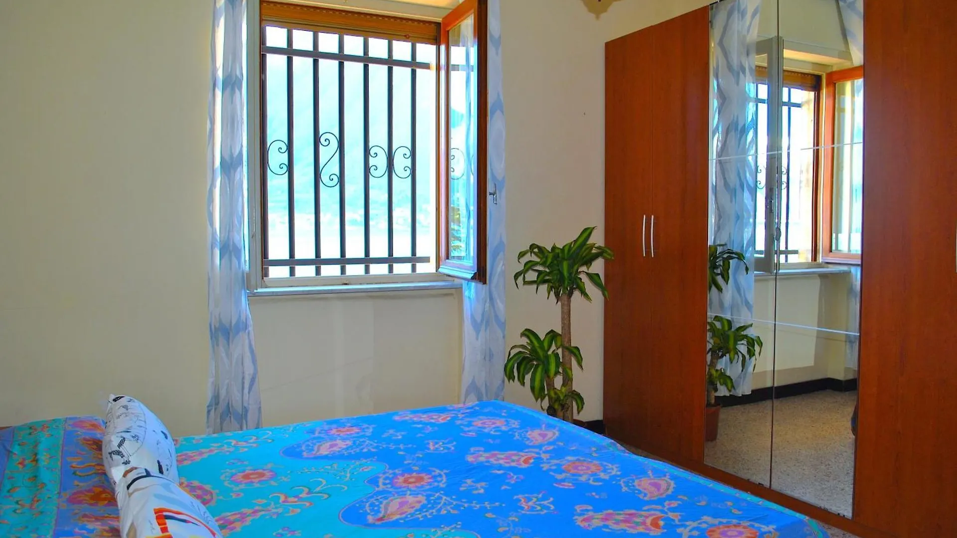 Apartment Frontlake With Balcony Sala Comacina 0*,  Italy